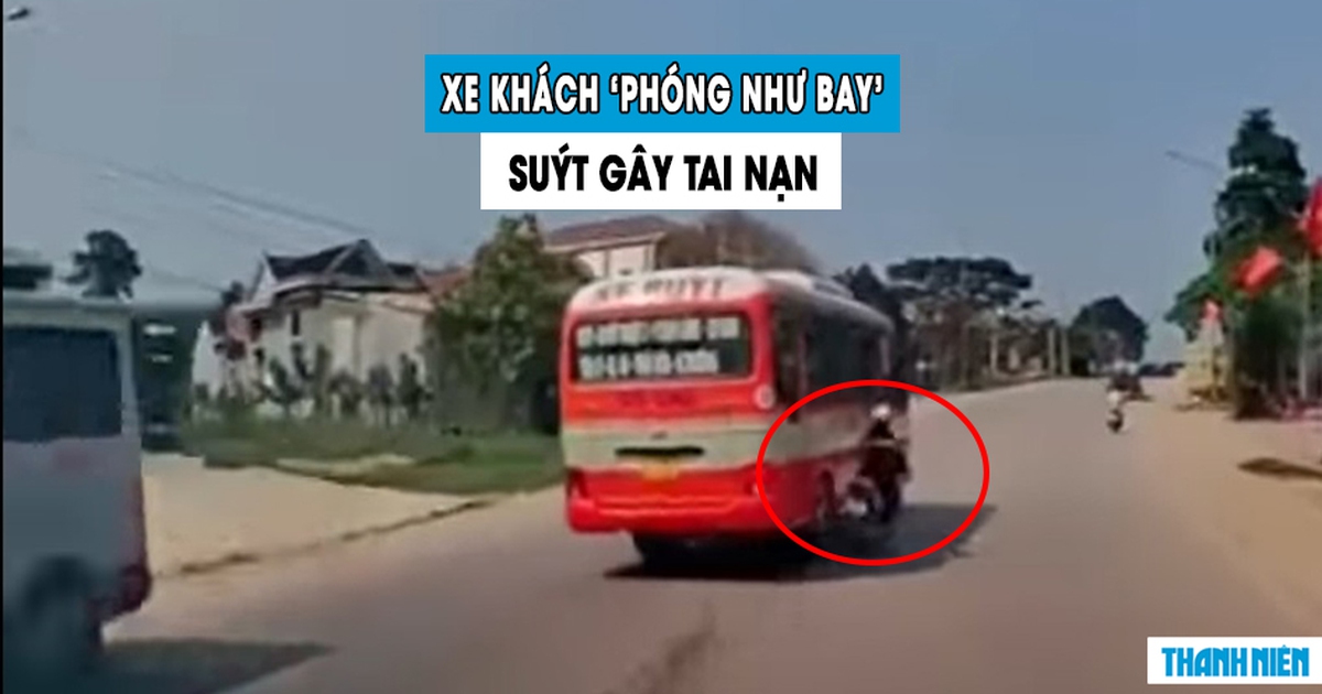 Kinh hoàng xe khách vượt ẩu, suýt tông người đi xe máy đang sang đường