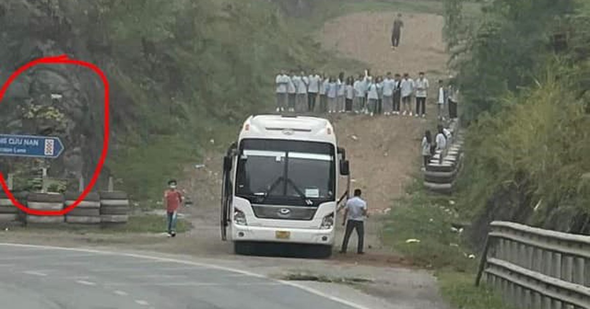 Dừng đỗ xe trên đường cứu nạn: Thiếu hiểu biết hay vô ý thức?