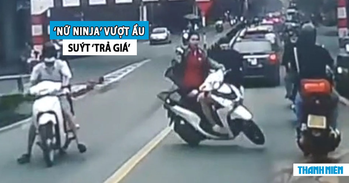 ‘Ninja’ lái xe máy phóng như bay trên phố, suýt bị ô tô cuốn vào gầm