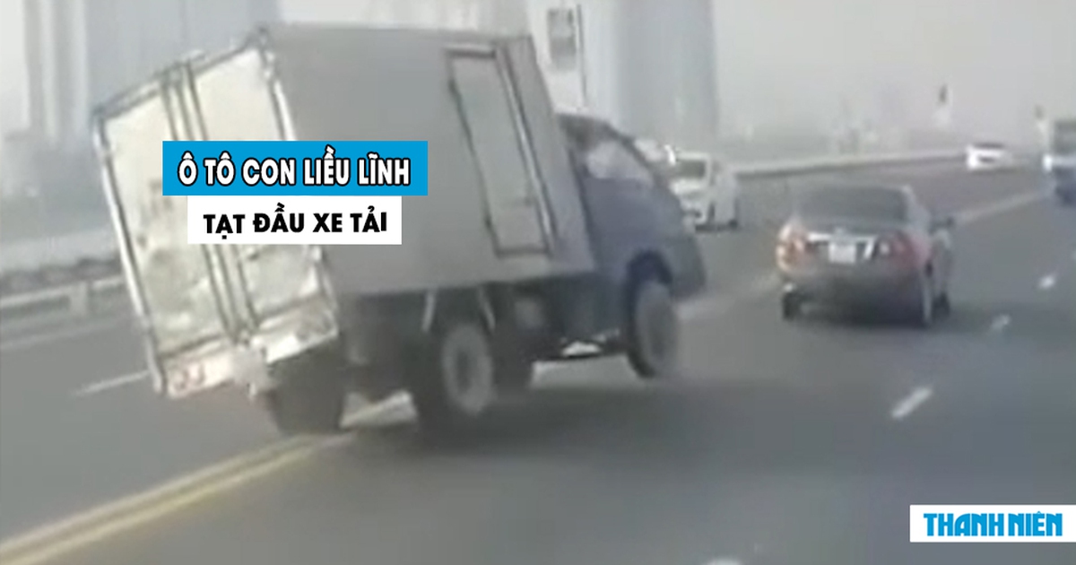 Phẫn nộ ô tô con cố tình tạt đầu khiến xe tải ‘lật ngửa bụng’ giữa cầu