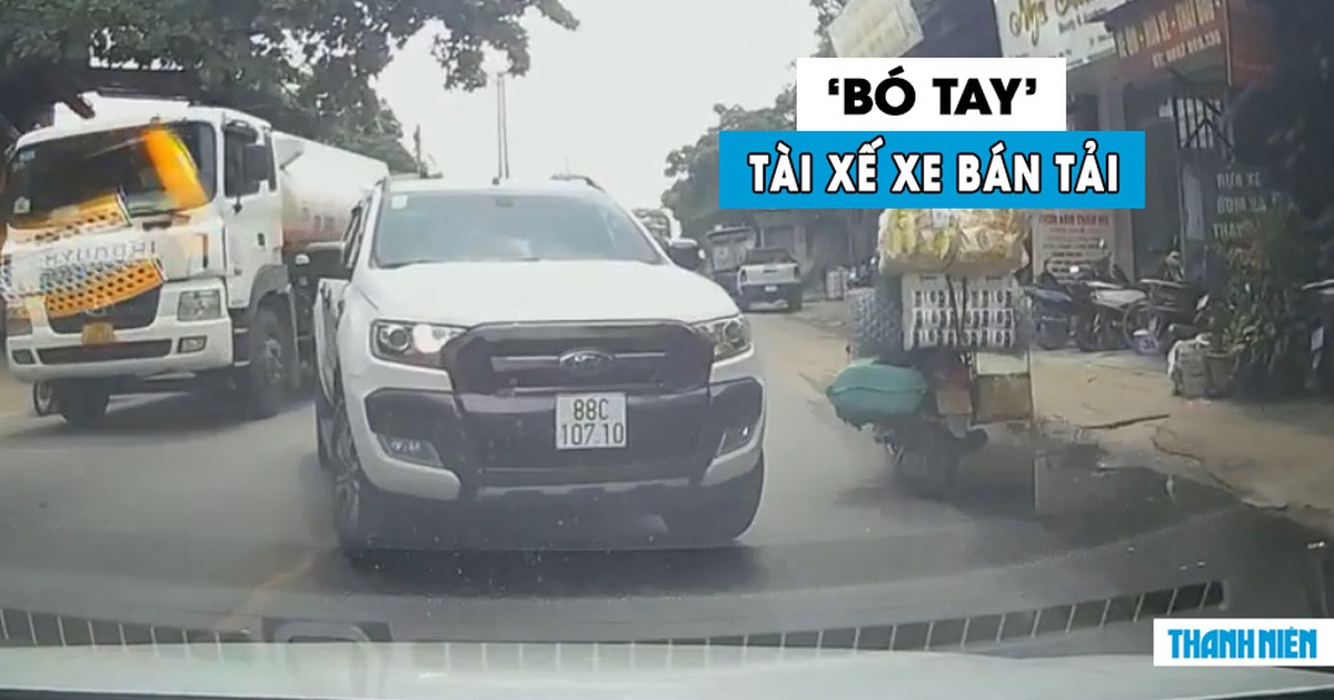 Phẫn nộ xe bán tải đi kiểu ‘khôn vặt’, tạt đầu ô tô khác để sang đường