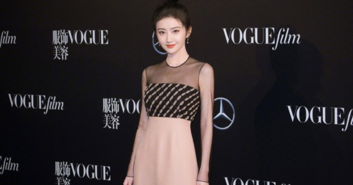 Cảnh Điềm tái xuất xinh đẹp sau khi chia tay nam thần làng bóng bàn