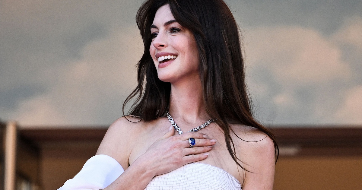 Vẻ đẹp mê đắm của Anne Hathaway ở tuổi 40