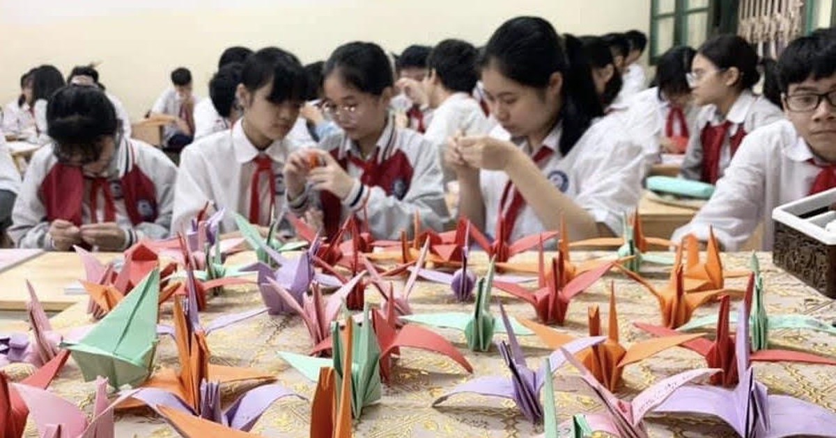 Học sinh Hà Nội gấp hàng ngàn hạc giấy động viên các bạn vùng lũ miền Trung