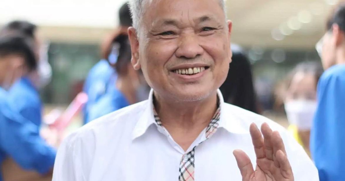 Cụ ông 82 tuổi vui vẻ khi hoàn thành kỳ thi tốt nghiệp THPT