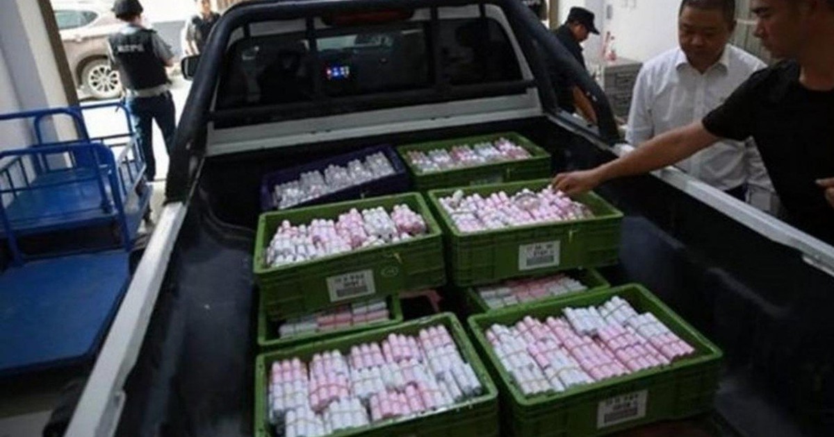 Tài xế Trung Quốc trả một tấn tiền xu để mua xe BMW