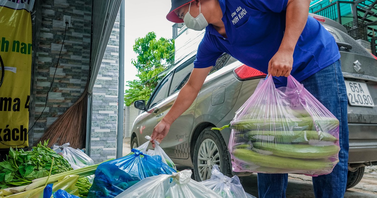 Chàng trai miệt vườn say mê làm từ thiện trong dịch Covid-19