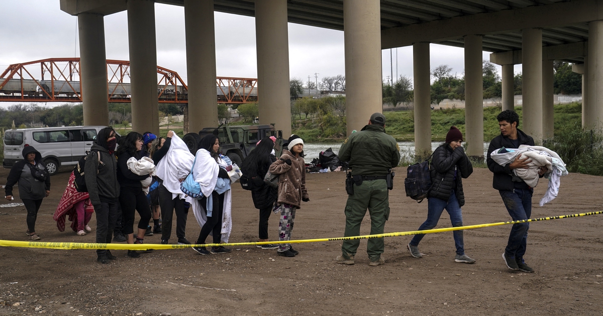 Tòa án Tối cao Mỹ ngăn ông Biden bỏ chính sách quan trọng thời ông Trump