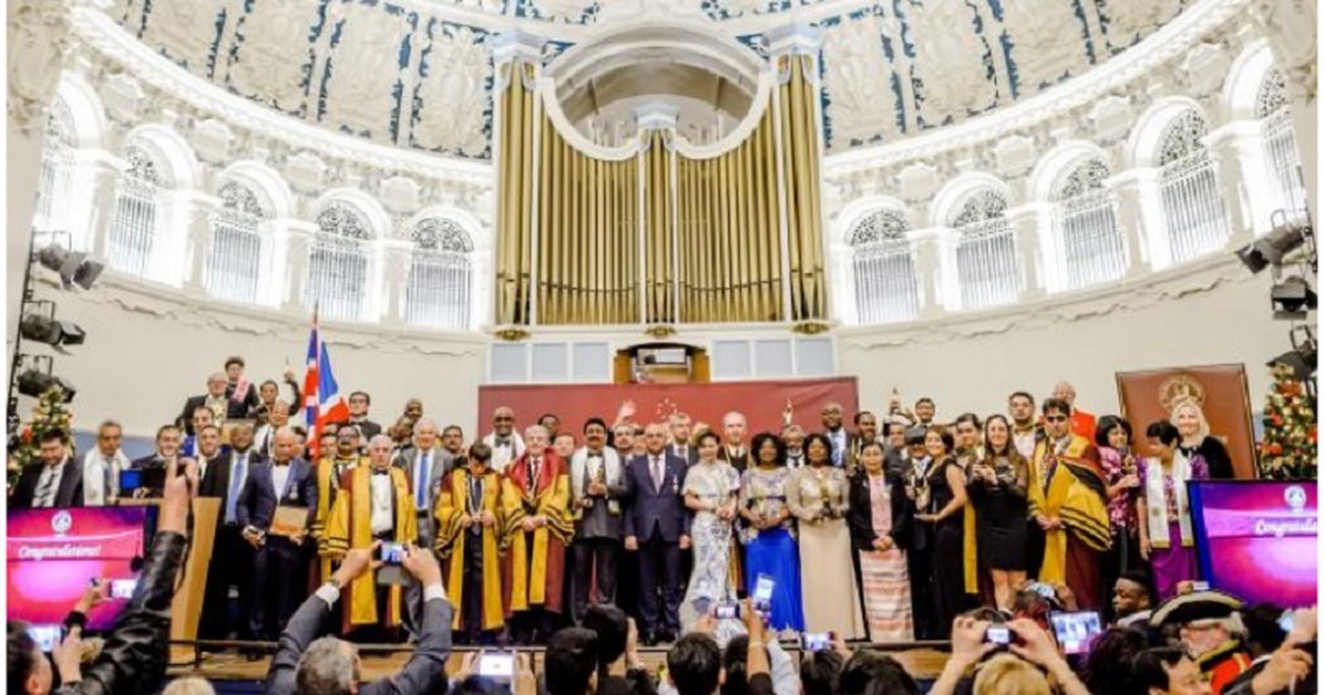 Những chiêu trò bán, trao giải thưởng, danh hiệu giả trên thế giới