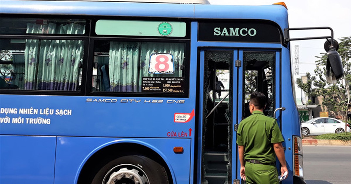 Kẻ liều lĩnh tấn công vỡ nát xe buýt TP.HCM đã bị công an 'sờ gáy'