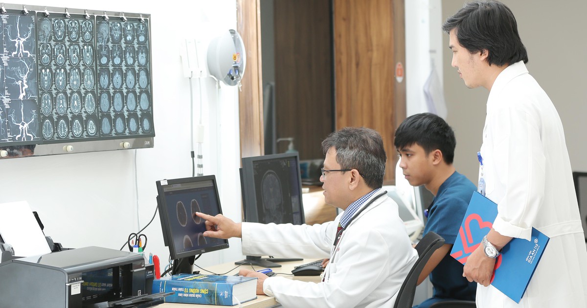 Đang phơi quần áo thì bị méo miệng, mất ý thức... may được cứu sống kịp thời