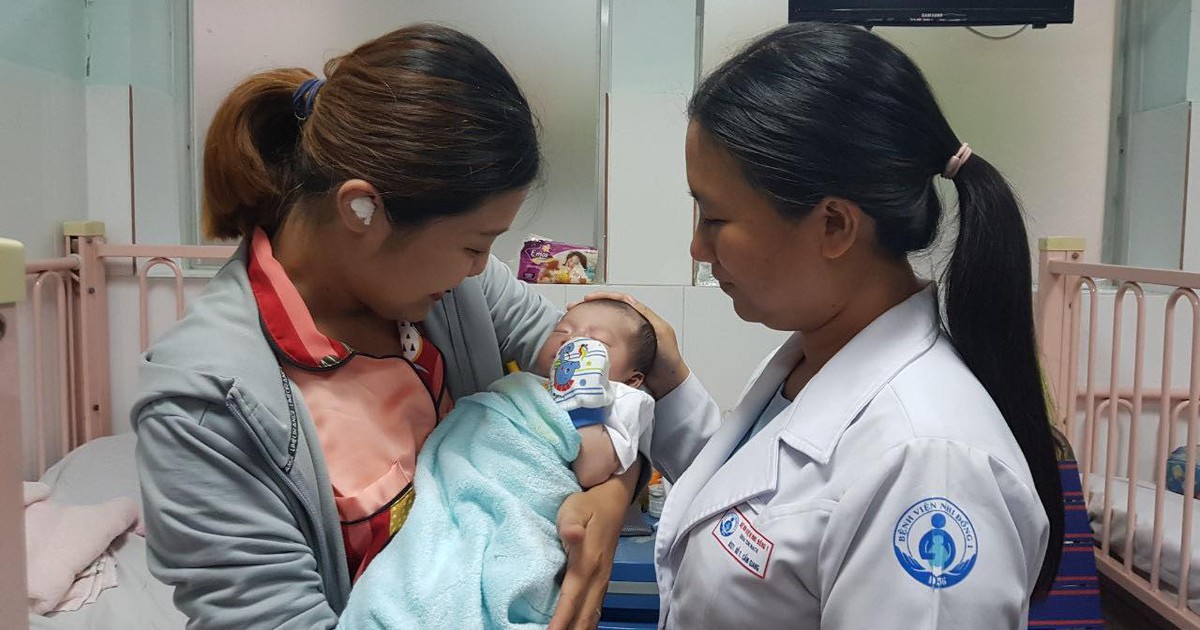 Huy động bác sĩ sản - nhi 2 bệnh viện để cứu em bé 2 ngày tuổi