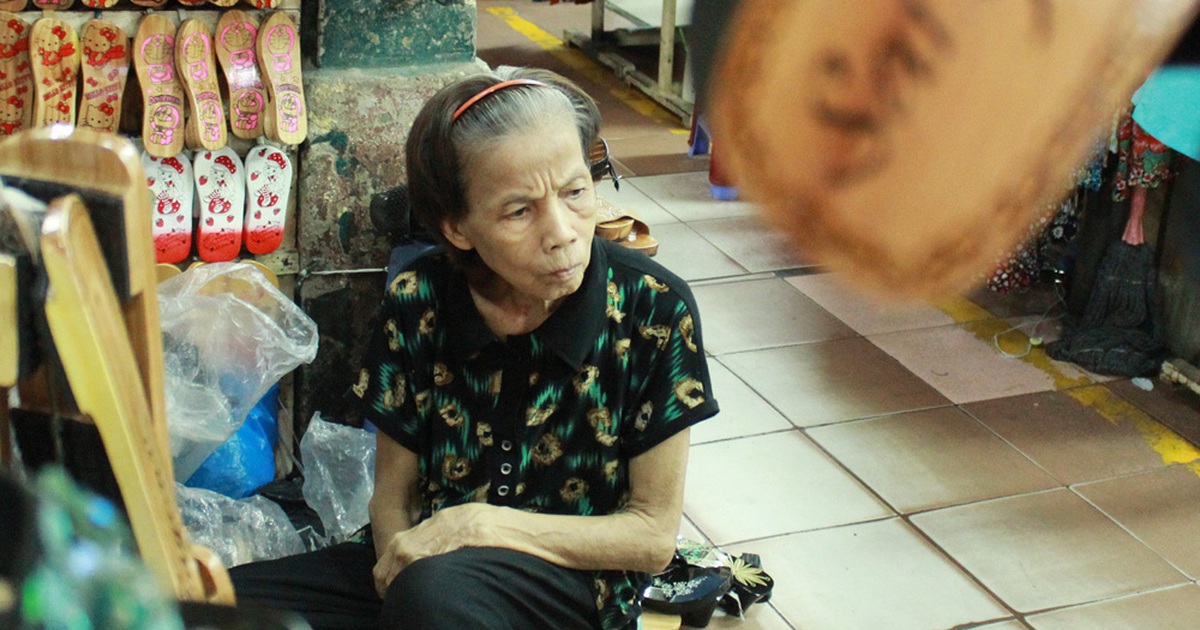 Người giữ những nghề 'xưa cũ' Sài Gòn: Tiếng guốc cuối cùng chợ Bến Thành