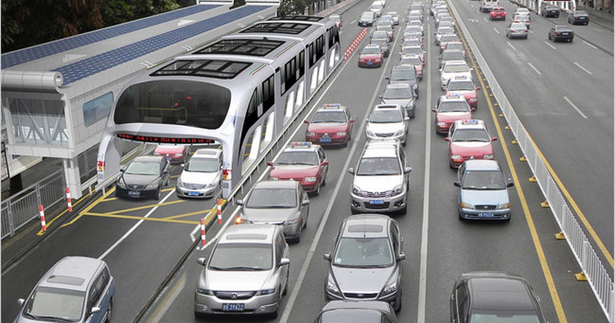 Xe buýt Trung Quốc có thể chở 1.400 người, nuốt cả ô tô