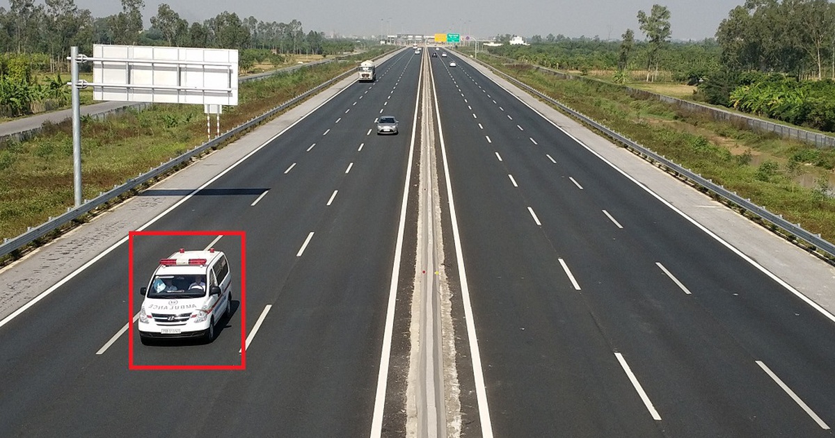 Dừng đỗ bừa bãi trên cao tốc, tài xế Việt hại mình hại người