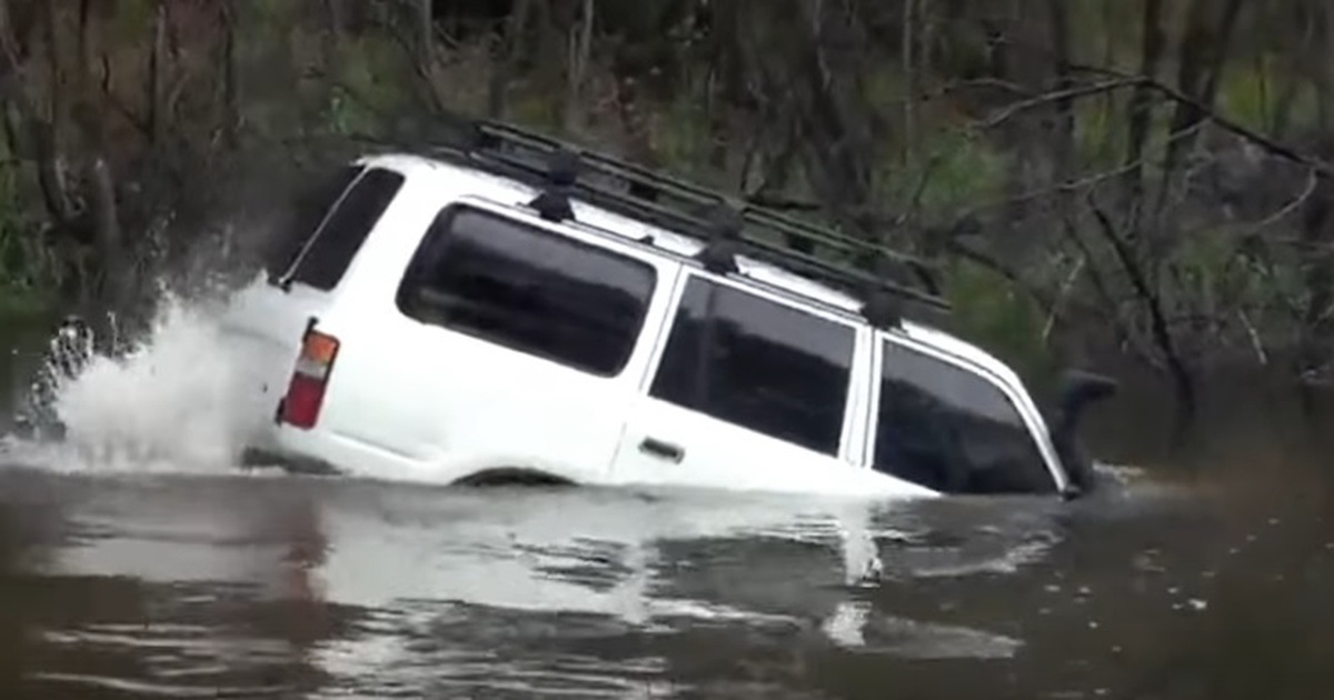 Dân chơi đem Toyota Land Cruiser lội sông, ‘bơi’ như kình ngư