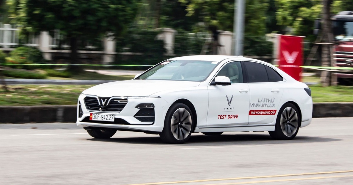Lái thử thực tế bộ đôi VinFast Lux SA2.0 và A2.0 tại Hà Nội