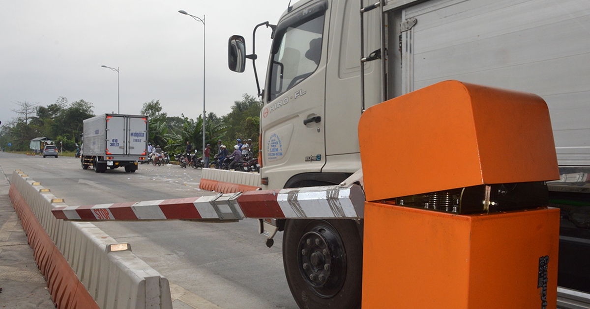 Tài xế húc thanh chắn, lao xe qua BOT Sóc Trăng