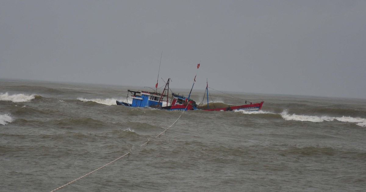 Tàu cá bị sóng đánh chìm, 4 ngư dân được cứu kịp thời