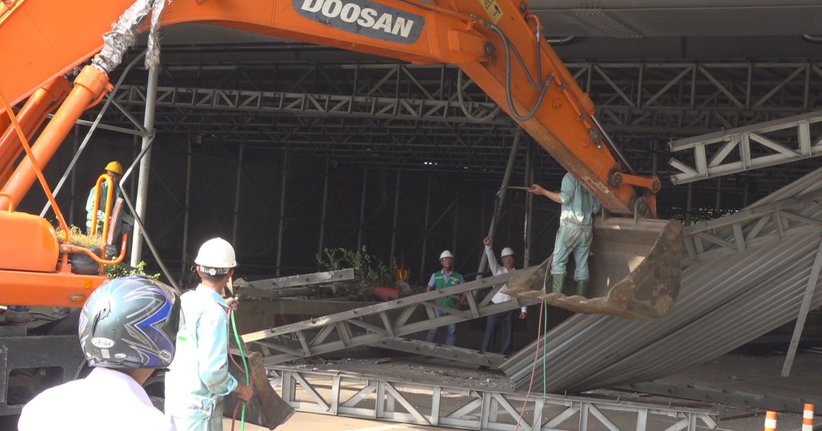 Hầm Thủ Thiêm lưu thông trở lại sau sự cố sập mái che