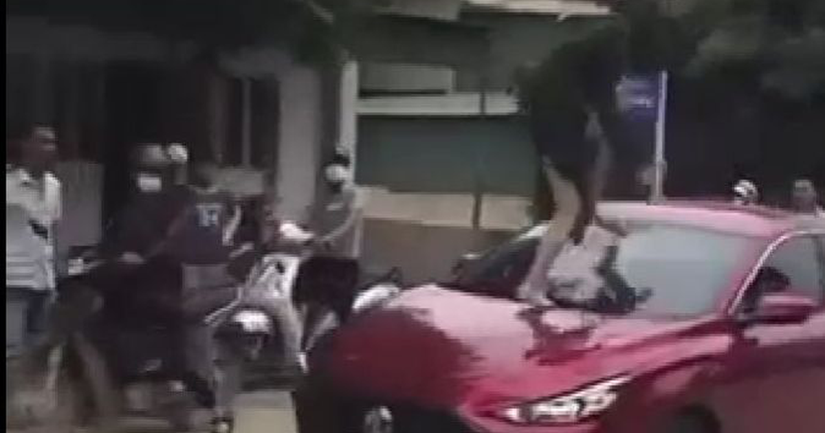 Khởi tố người phụ nữ đạp vỡ kính ô tô, cắn tai bạn gái của chồng