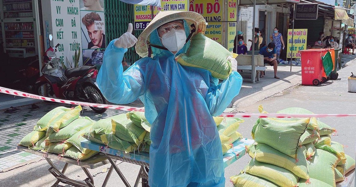 Có cô gái bật khóc khi Sài Gòn bùng dịch Covid-19, đau đáu lo cho người nghèo