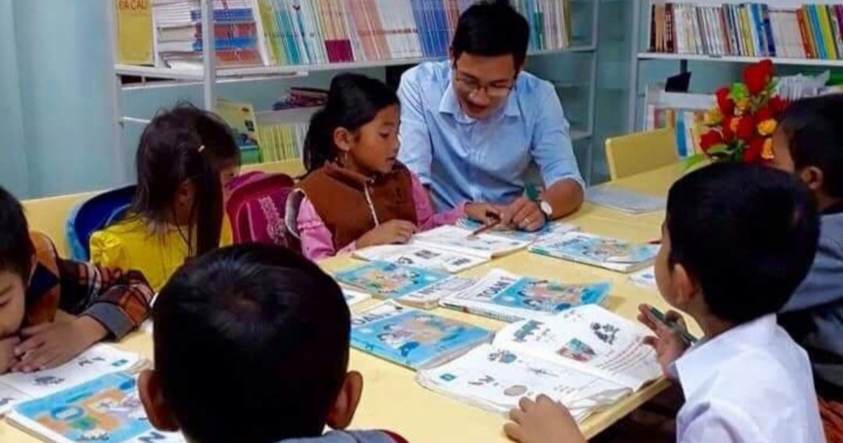 Cậu bé chạy theo bạn tặng bánh chưng cho cô giáo trở thành nhà giáo tiêu biểu