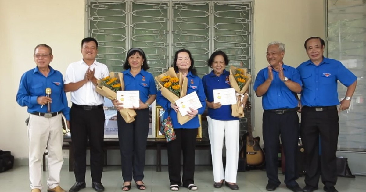 T.Ư Đoàn tặng Kỷ niệm chương “Vì thế hệ trẻ” cho cựu cán bộ Đoàn