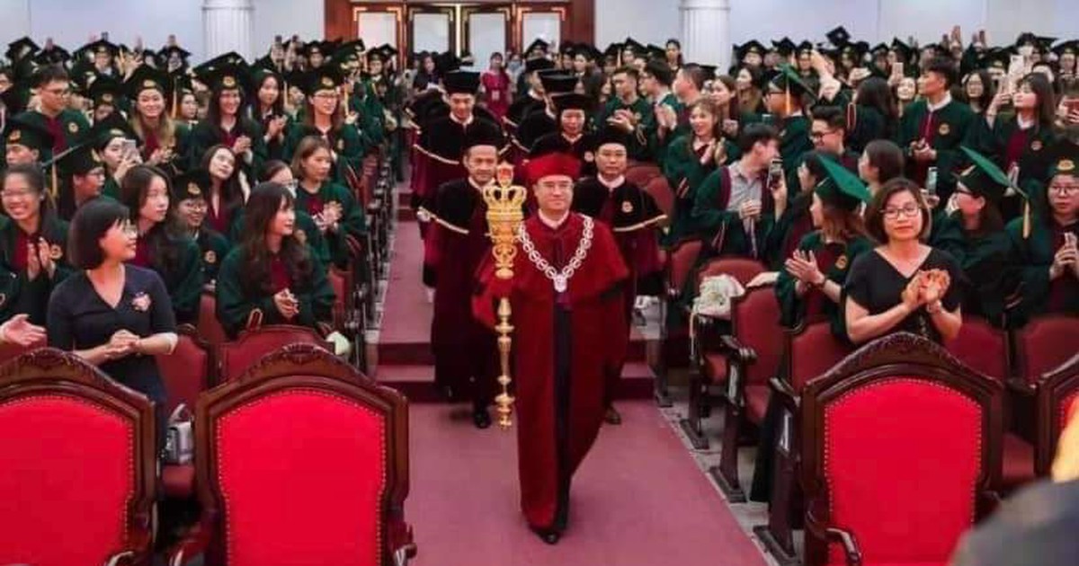 Vì sao hình ảnh lễ tốt nghiệp của một trường đại học gây tranh cãi?