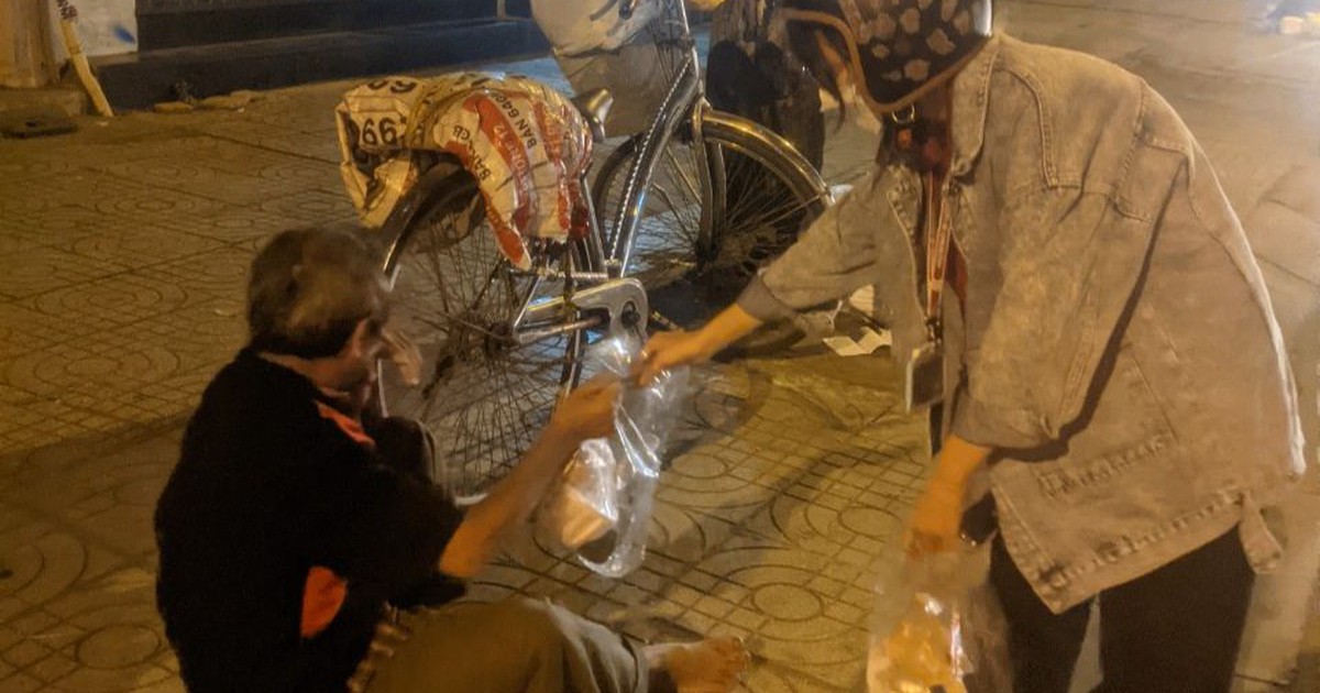 Sinh viên góp tiền nấu cháo rồi rong ruổi trong đêm trao cho người vô gia cư