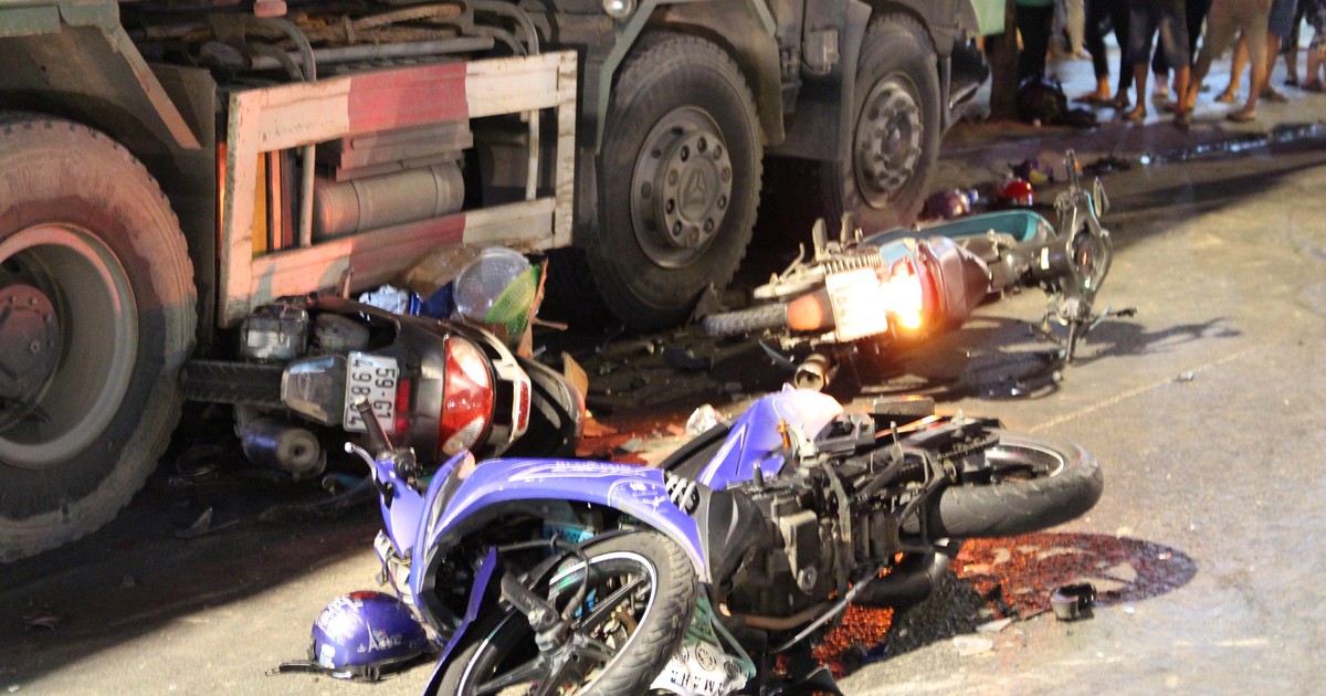 Xe ben cày nát nhiều xe máy, 6 người nhập viện trong tình trạng nguy kịch