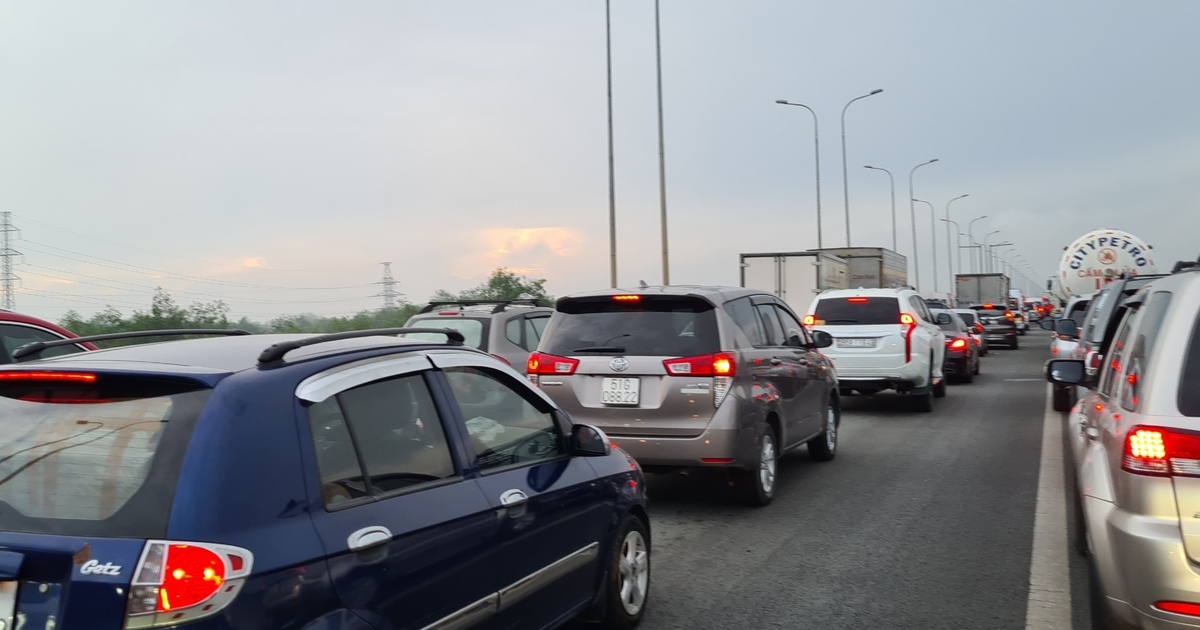 Kẹt xe kéo dài trên cao tốc TP.HCM - Long Thành trong ngày đầu nghỉ lễ 30.4 - 1.5