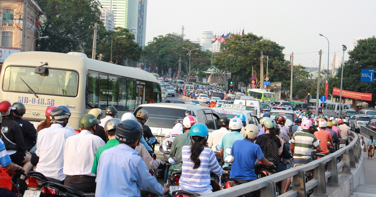 Nhiều tuyến đường TP.HCM ùn ứ nghiêm trọng