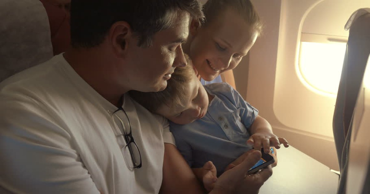 Dẫn con đi du lịch nước ngoài, cha mẹ cần những thủ tục gì?