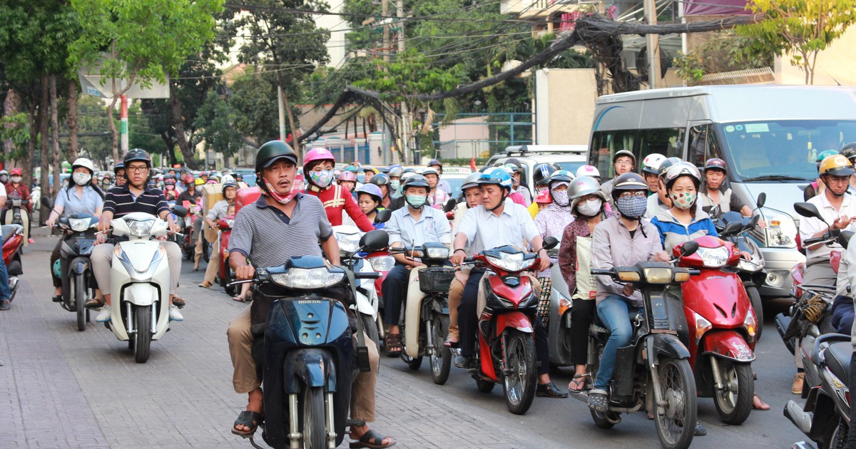 Xe máy leo lề, vượt đèn đỏ... bị phạt tiền nhiều hơn từ 1.8.2016