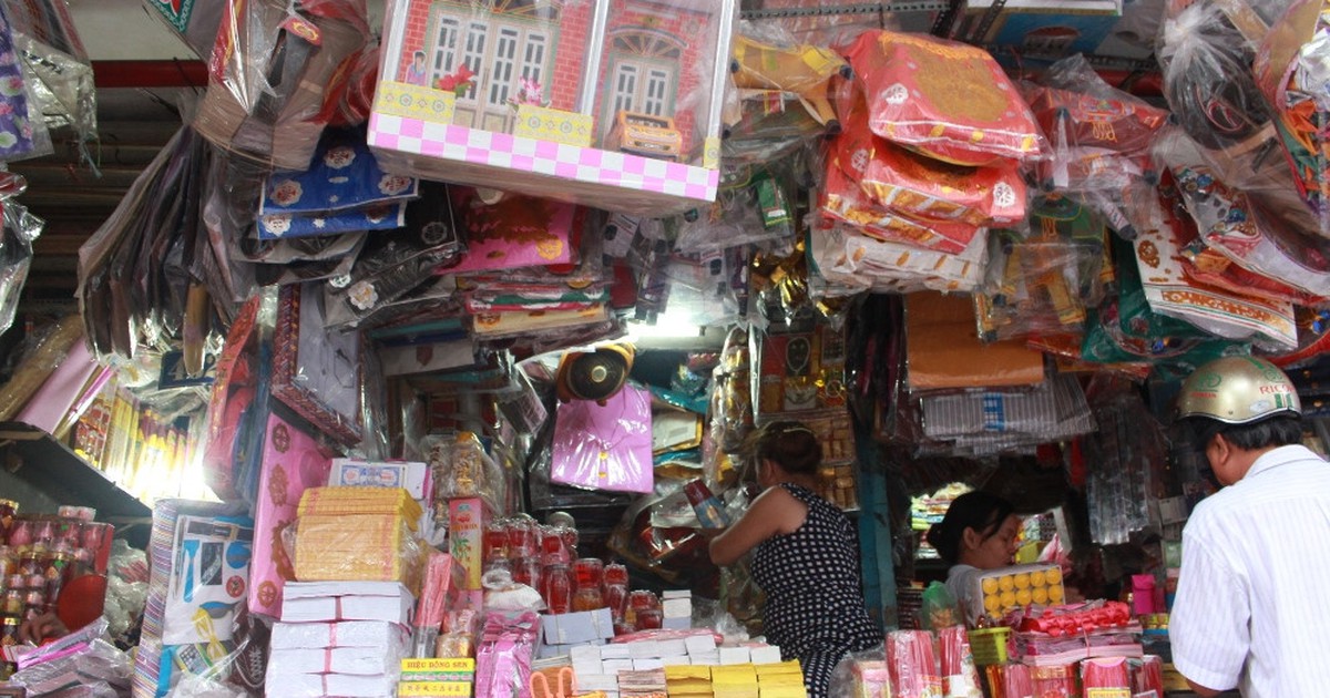 Thượng tọa Thích Thiện Chiếu: 'Đốt vàng mã Rằm tháng Bảy là mê tín!'