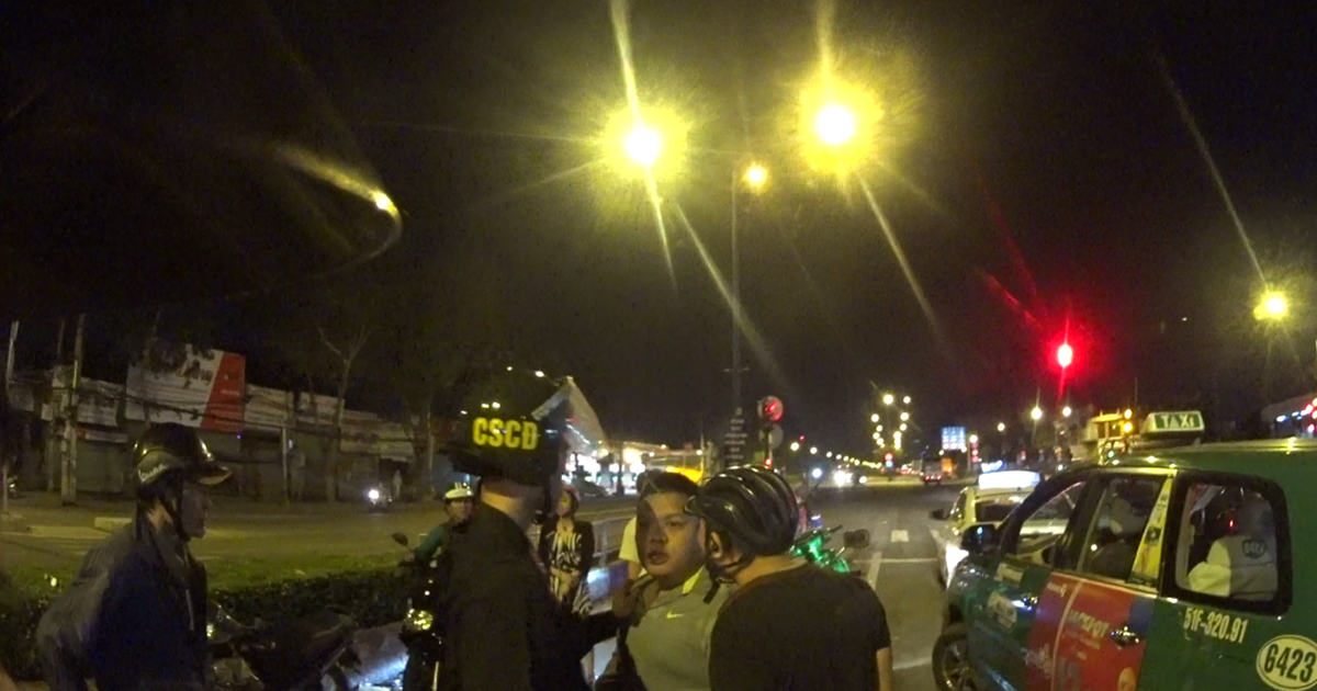 Công an, người dân truy đuổi tên cướp taxi từ Q.3 sang Tân Bình