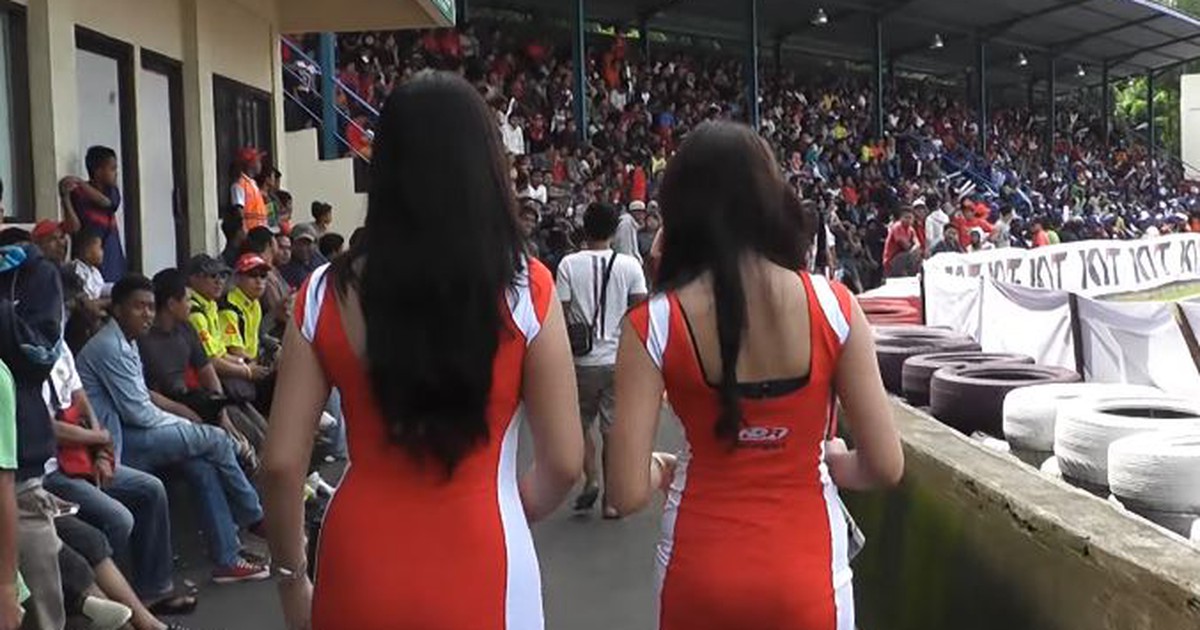 'Thằng đi dạy thêm, đứa làm tiếp thị': Đứng sưng chân làm 'PG' nhiều cám dỗ