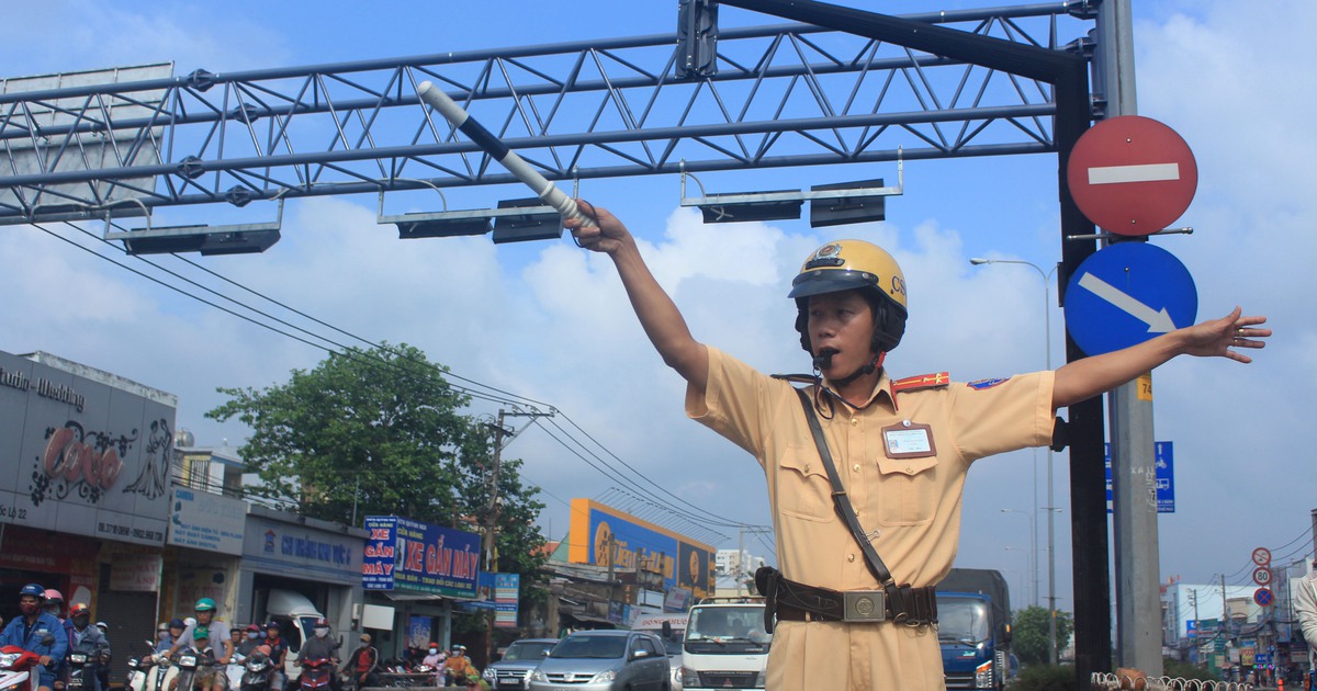 CSGT có được kiểm tra giấy tờ khi người dân đang dừng đèn đỏ?