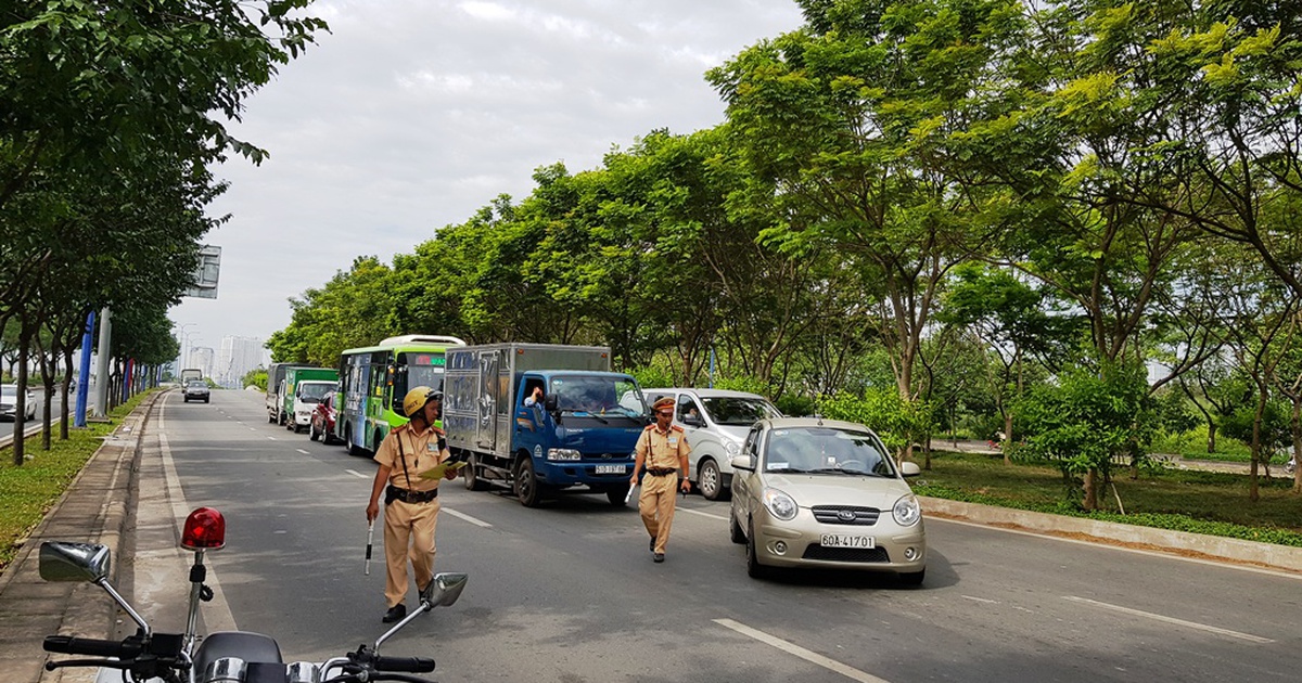 Người chạy xe qua hầm chui sông Sài Gòn bất ngờ bị CSGT 'phạt nóng' tiền triệu