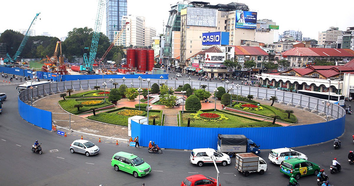 Chạy xe vào bùng binh không bật xi-nhan có bị CSGT thổi phạt?