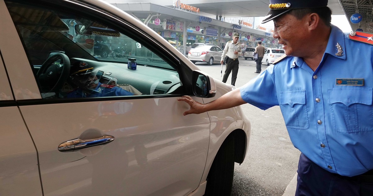 Nhiều lái xe ở sân bay Tân Sơn Nhất ngỡ ngàng khi bị TT Giao thông phạt