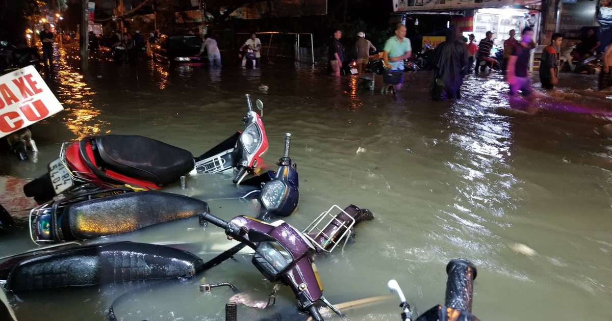 Mưa xối xả: Người Sài Gòn nghẹt thở trong biển nước ngập cao đến yên xe
