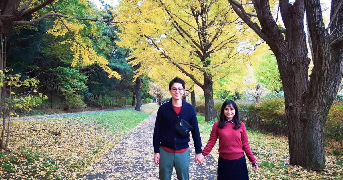 Chàng Nhật cưới được vợ Việt khi 'dám' tặng cúc vạn thọ trong buổi đầu hẹn hò