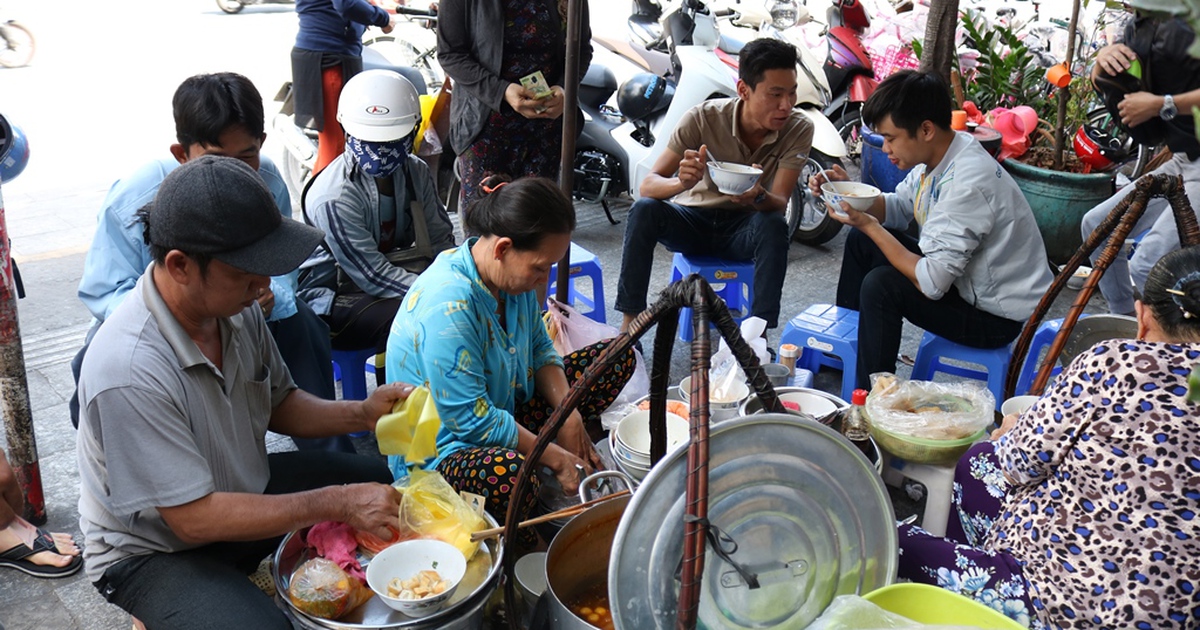 Giữa trưa, người Sài Gòn xì xụp bánh canh vỉa hè chỉ bán giờ ‘thiêng’
