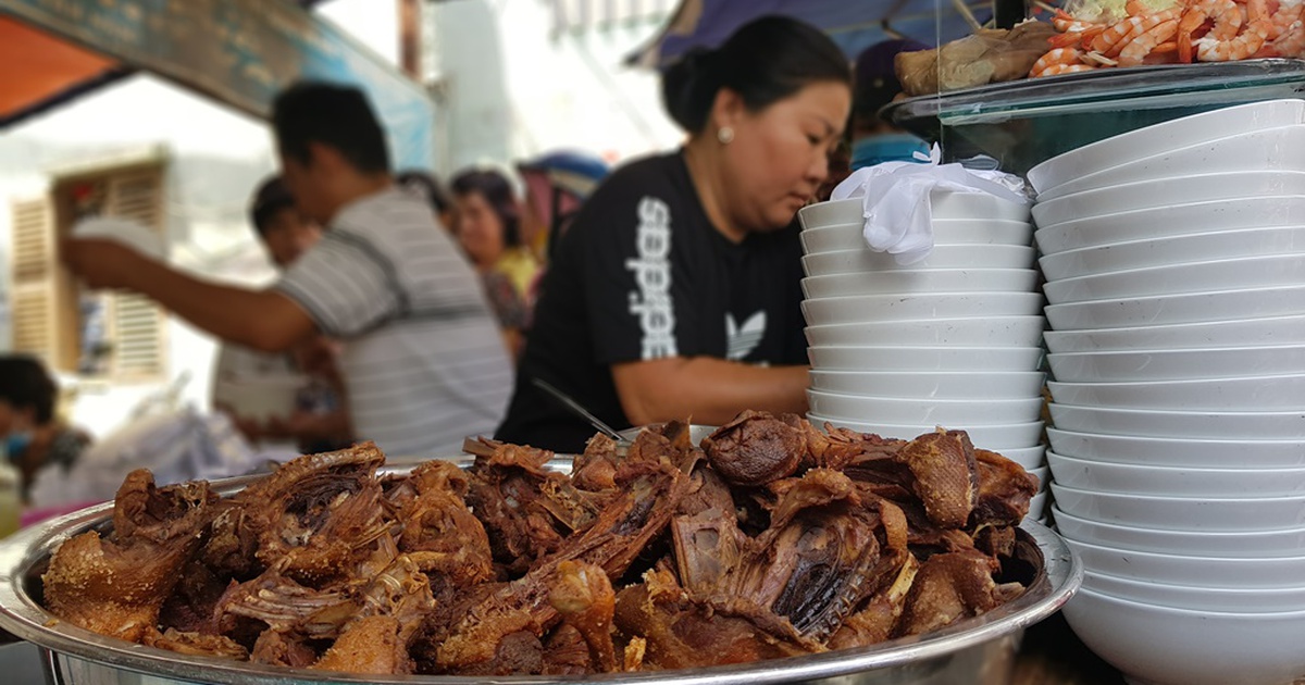 Người Sài Gòn đội nắng xếp hàng ở quán chiều khách nhất, mỗi ngày bán một món