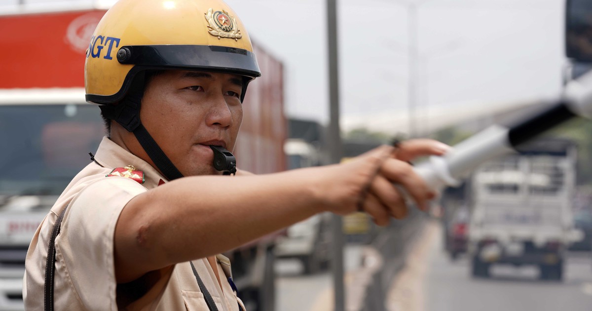 CSGT căng mình dưới nắng gần 40 độ điều hòa giao thông ở TP.HCM