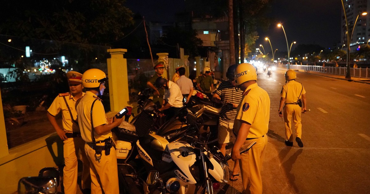 CSGT mật phục quán nhậu Sài Gòn, người bị kiểm tra nồng độ cồn nói 'xui quá'