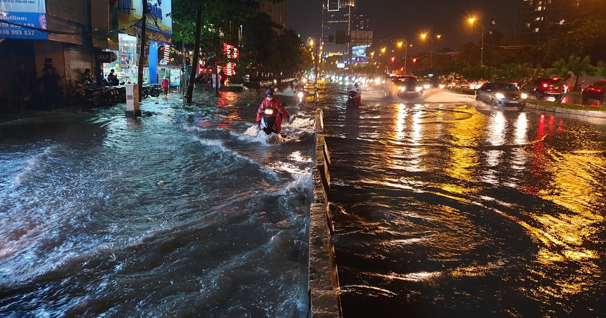 Có siêu máy bơm chống ngập, đường Nguyễn Hữu Cảnh vẫn ngập suốt 3 tiếng