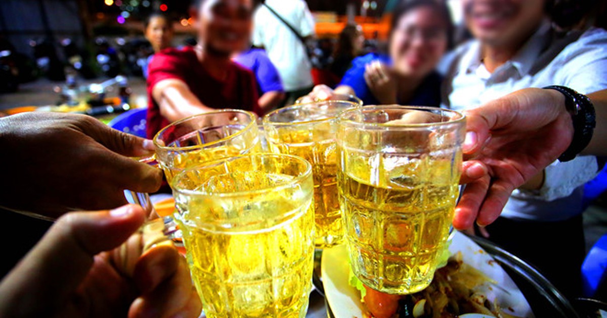 Những người đàn ông mê nhậu: Vợ Việt cằn nhằn và thức cả đêm chờ chồng về